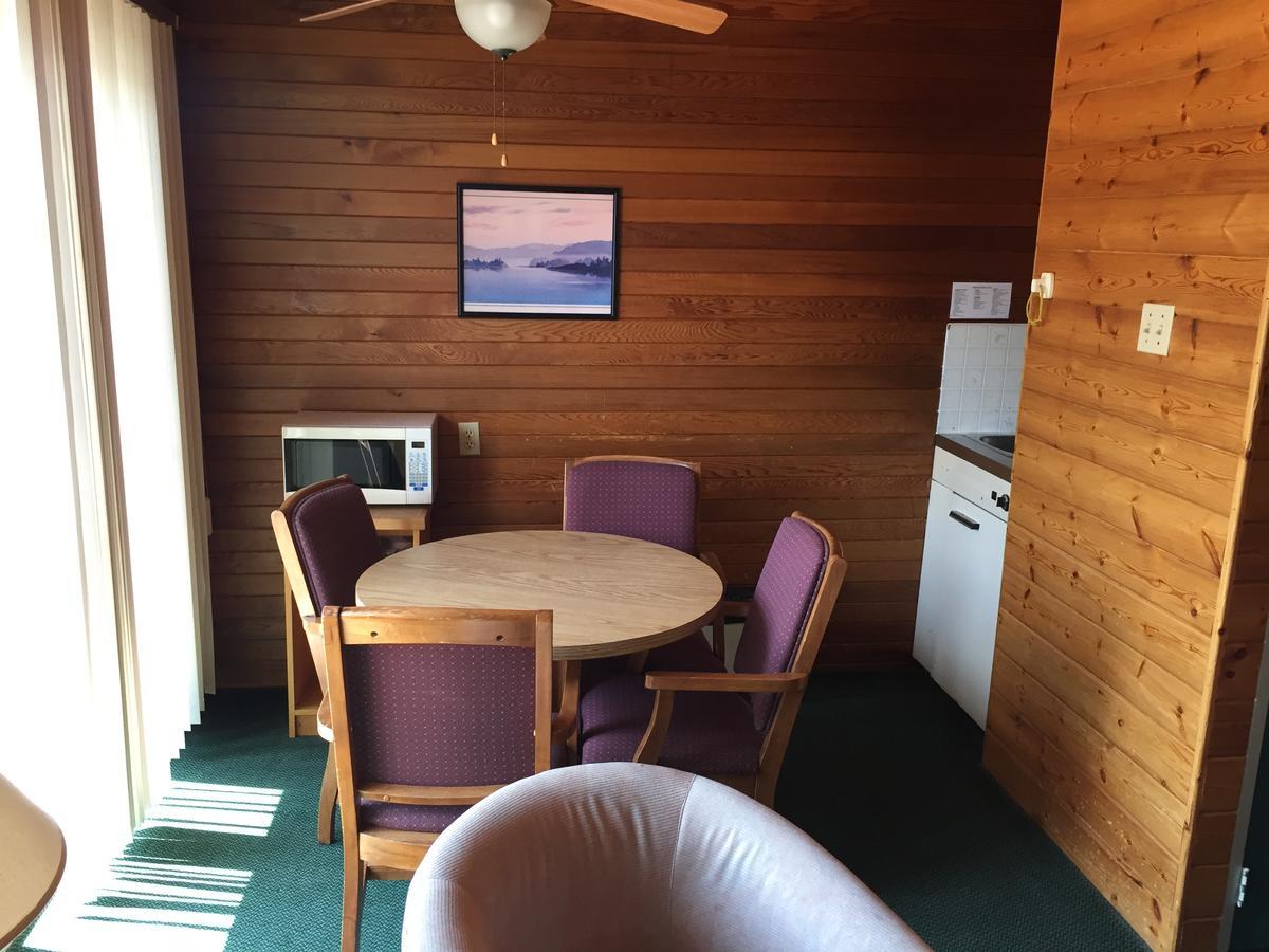 Falcon Lake Hotel エクステリア 写真