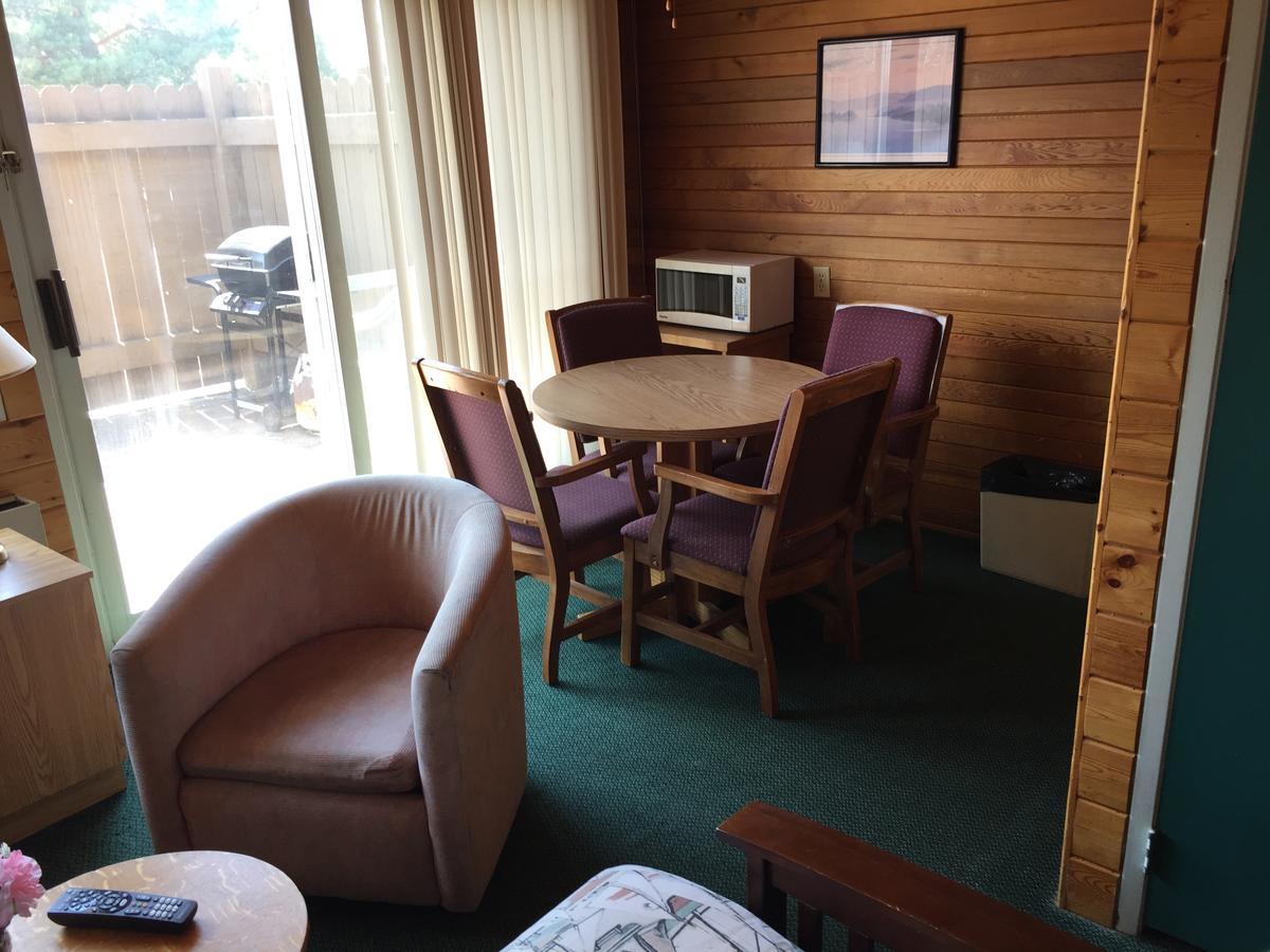Falcon Lake Hotel エクステリア 写真