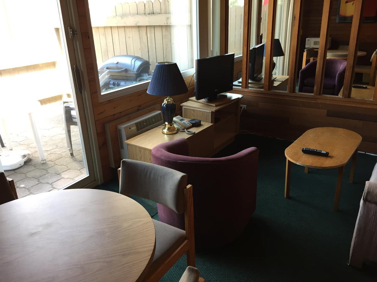Falcon Lake Hotel エクステリア 写真