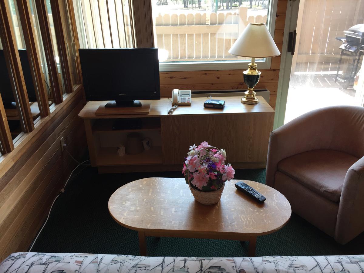 Falcon Lake Hotel エクステリア 写真