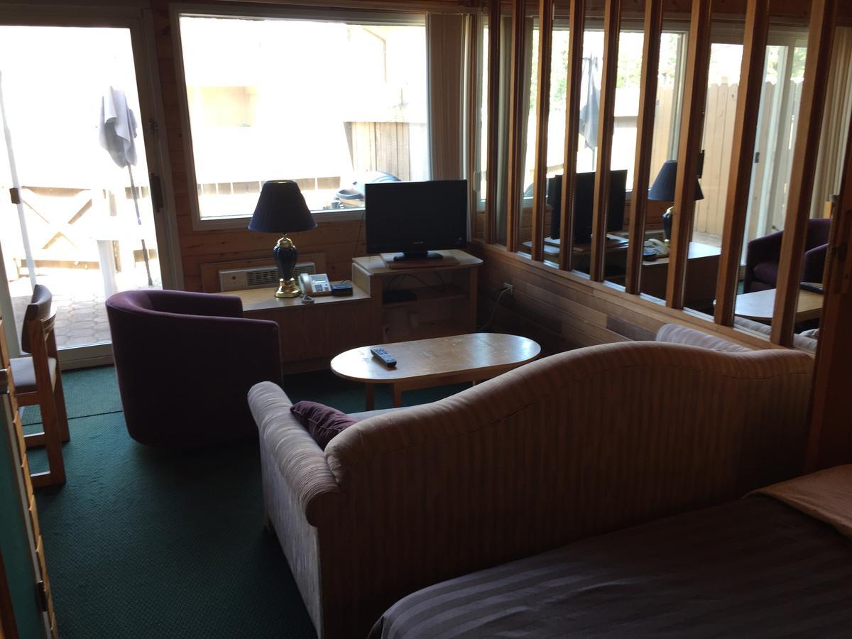 Falcon Lake Hotel エクステリア 写真