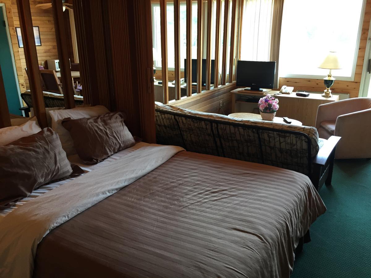 Falcon Lake Hotel エクステリア 写真
