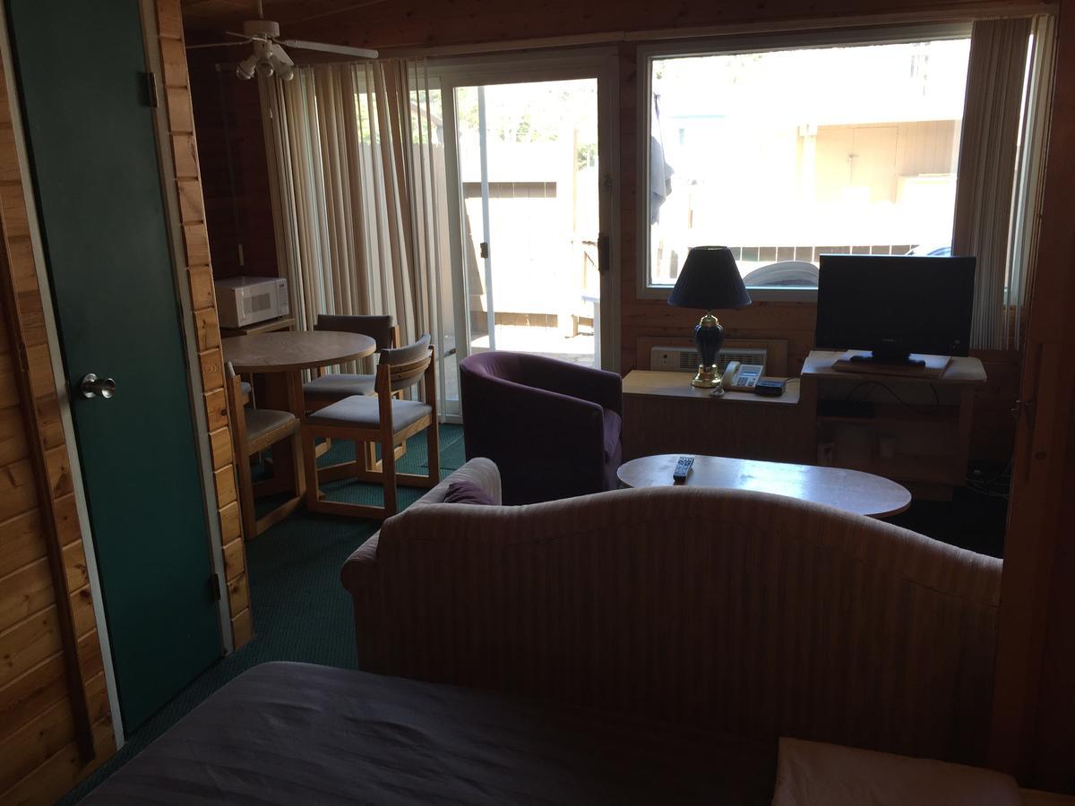 Falcon Lake Hotel エクステリア 写真