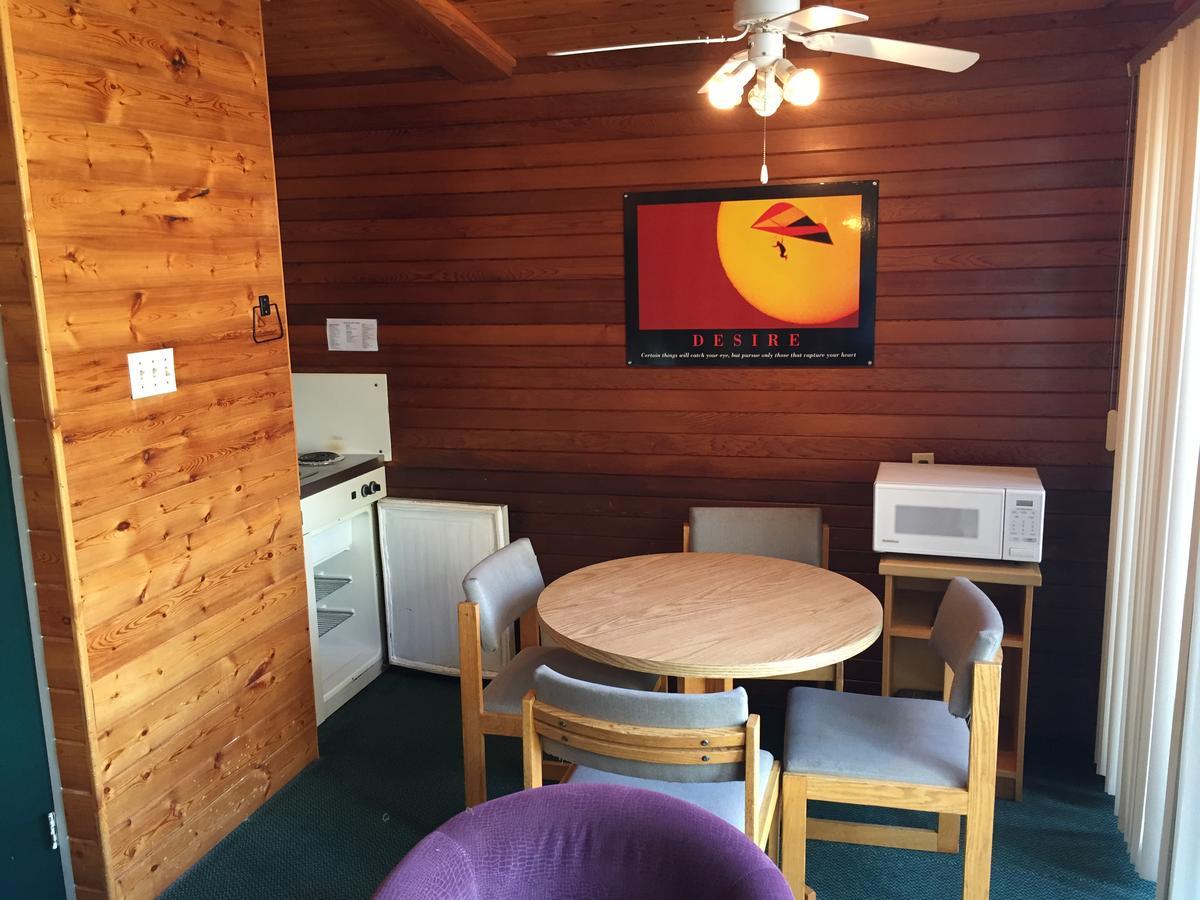 Falcon Lake Hotel エクステリア 写真