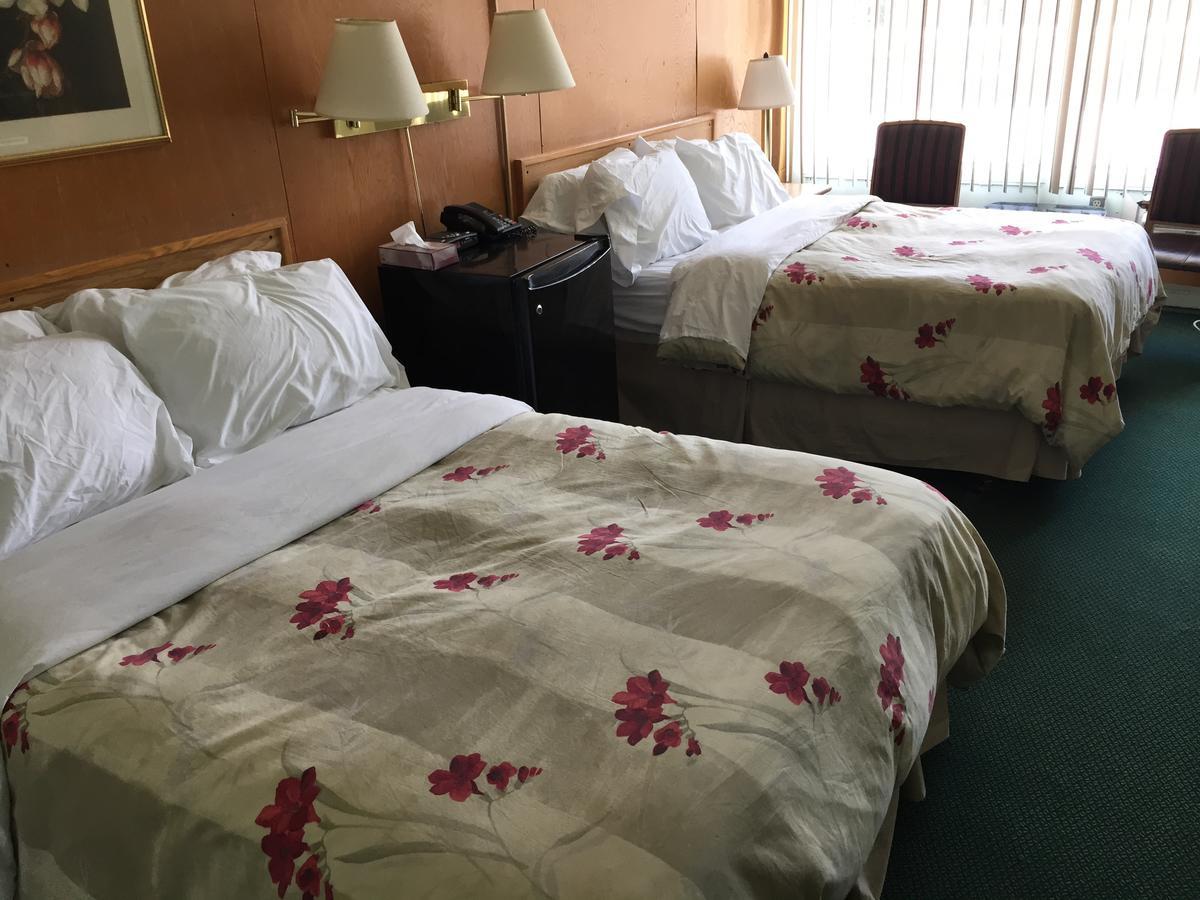 Falcon Lake Hotel エクステリア 写真