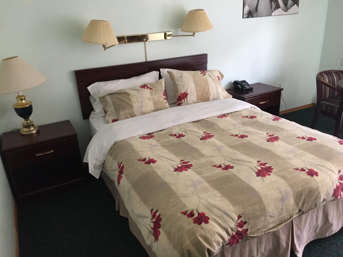 Falcon Lake Hotel エクステリア 写真