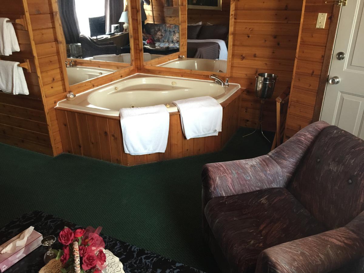 Falcon Lake Hotel エクステリア 写真