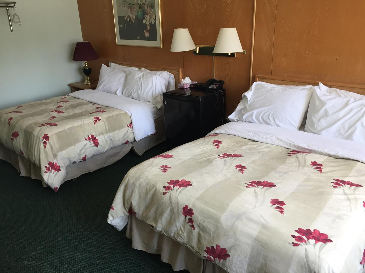Falcon Lake Hotel エクステリア 写真