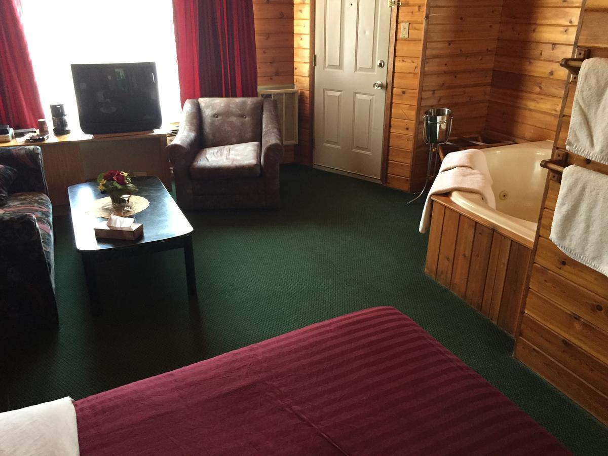 Falcon Lake Hotel エクステリア 写真