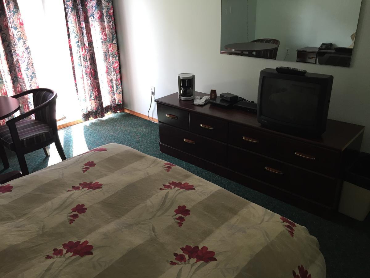 Falcon Lake Hotel エクステリア 写真
