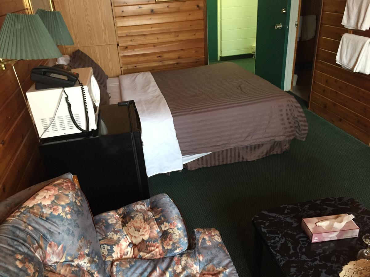 Falcon Lake Hotel エクステリア 写真