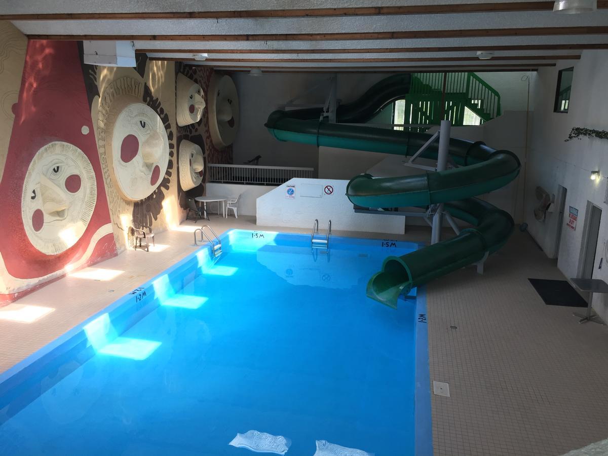 Falcon Lake Hotel エクステリア 写真